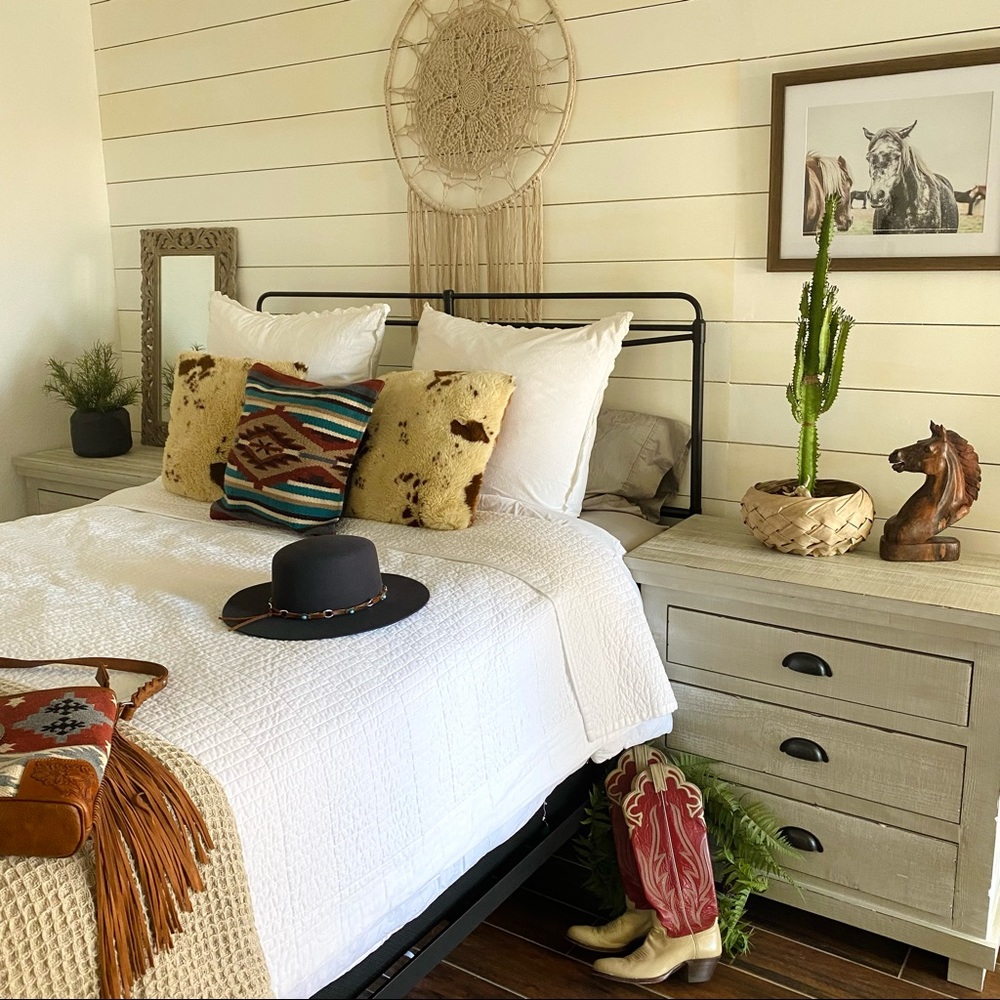 White comforter queen / full